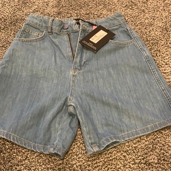 PrettyLittleThing Petite Mom Denim Shorts 0 - Picture 1 of 9